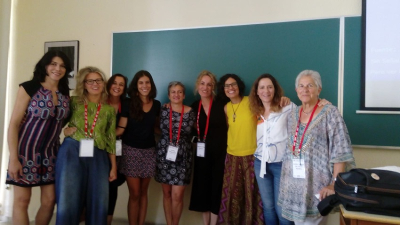 Teresa del Valle con las participantes en el Simposio “El lugar de las emociones en la etnografía” coordinado por Paula Pérez Sanz y Carmen Gregorio Gil en el marco del IV Congreso AIBR en la Facultad de Filosofía y Letras de la UGR (septiembre 2018) Teresa del Valle con las participantes en el Simposio “El lugar de las emociones en la etnografía”